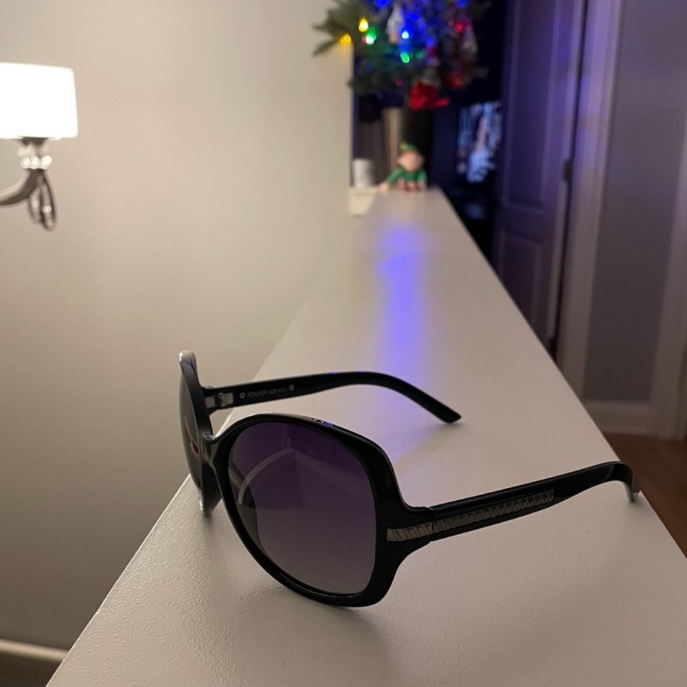 New”Foster Grant “sunglasses for women.Color-black.🖤